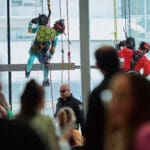 יחידת ״להבה״ של כבאות והצלה משמחת ילדים מאושפזים בפורים (צילום: שרון לייבל)
