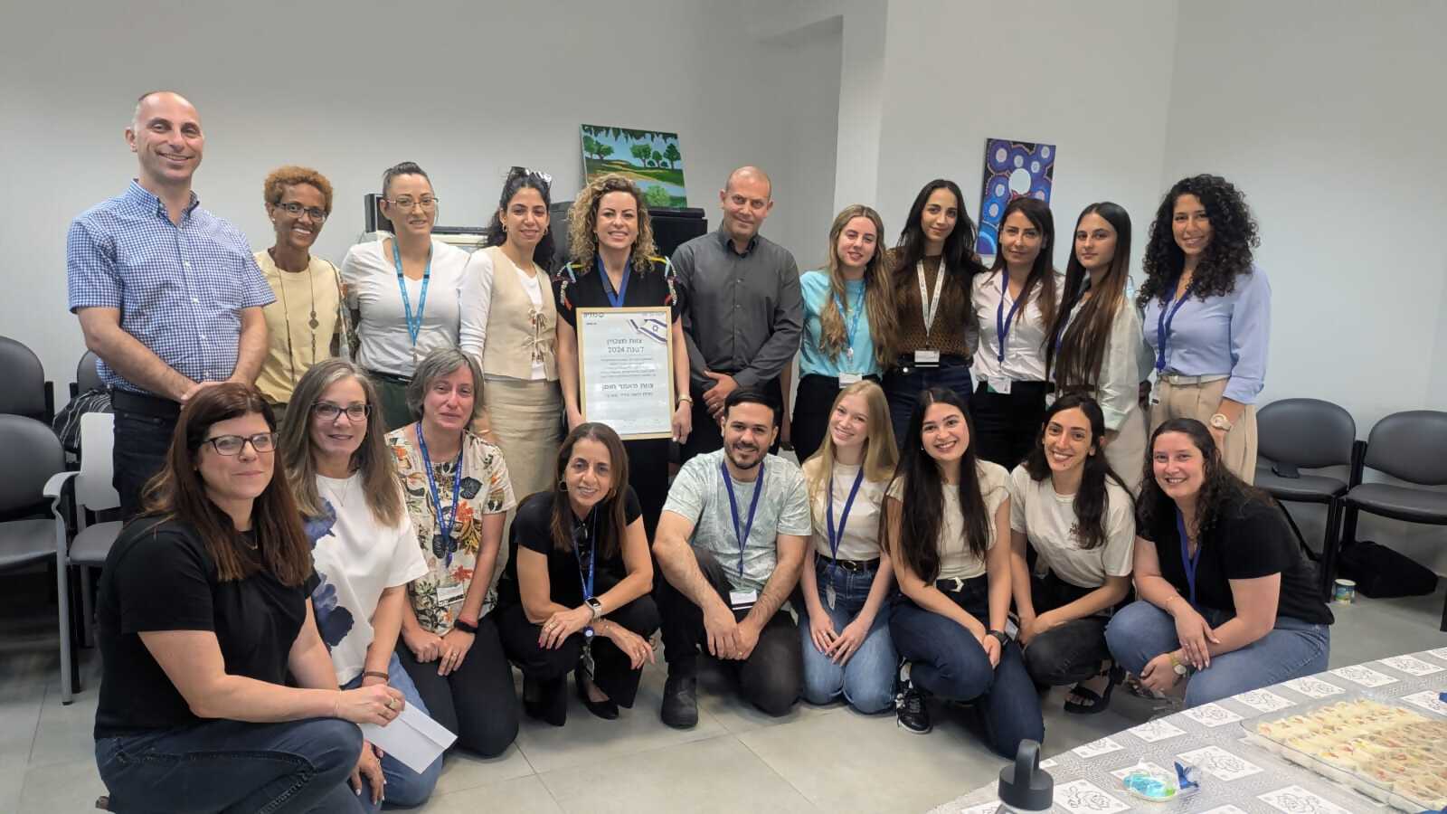צוות מאמני החוסן עם תעודת ההוקרה יחד רונן נודלמן, דר מוסא זובידאת, סיגל בלישה ויפעת אלון.(צילום: כללית)