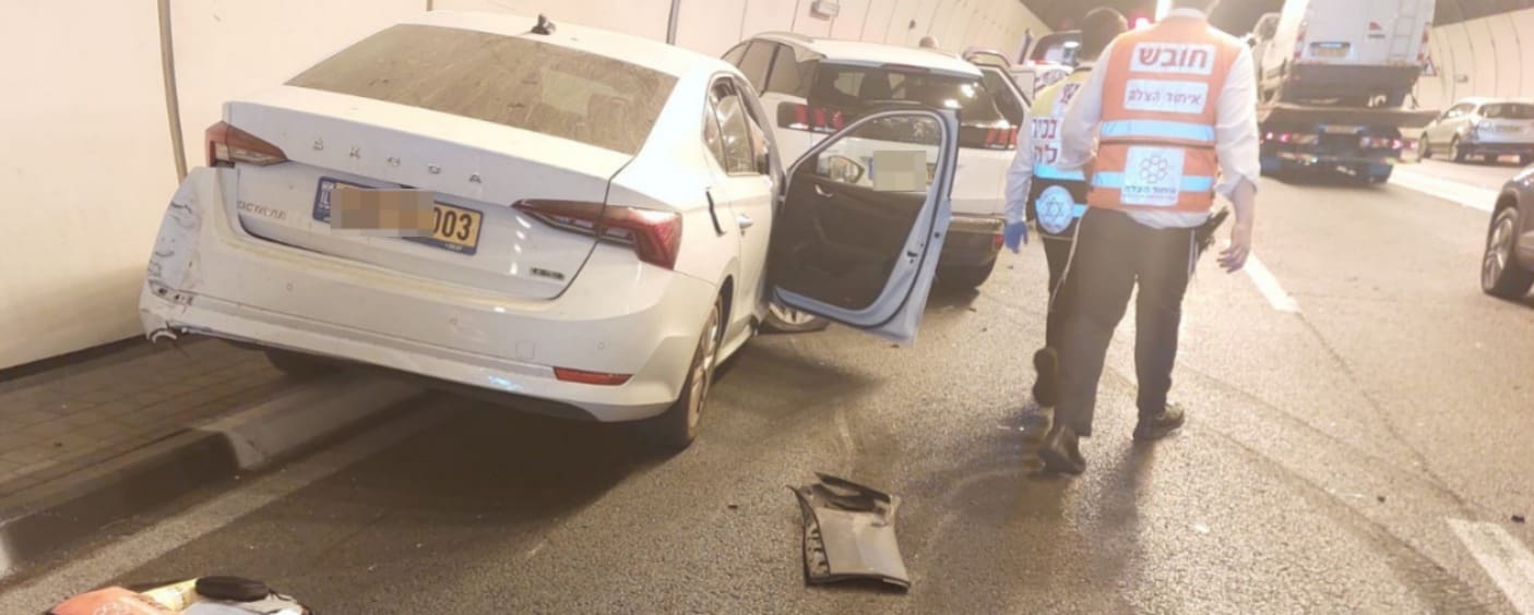 תאונת דרכים במנהרות הכרמל (צילום: איחוד הצלה)