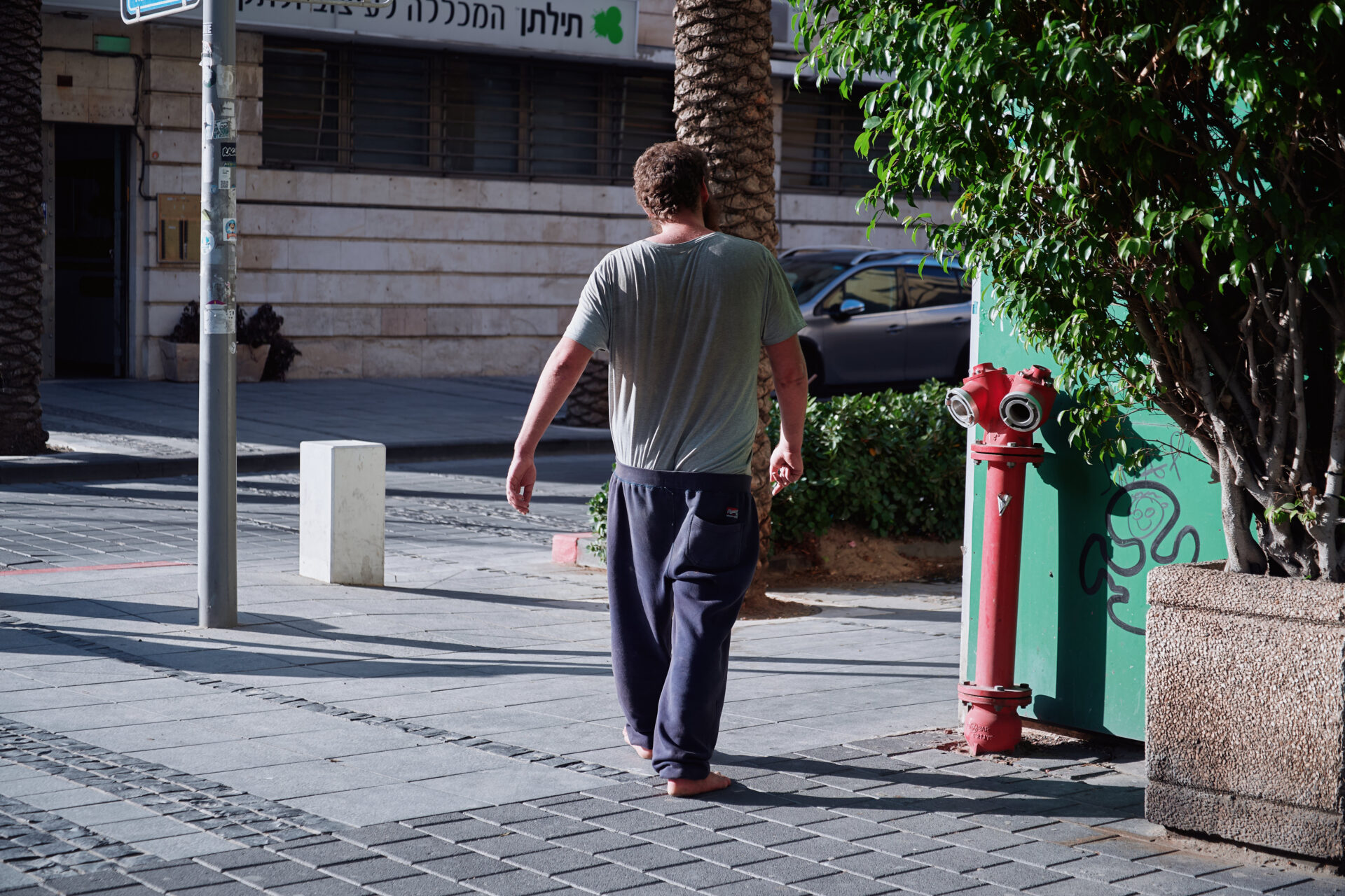חסר בית (הומלס) במתחם הנמל (צילום: שרון לייבל)