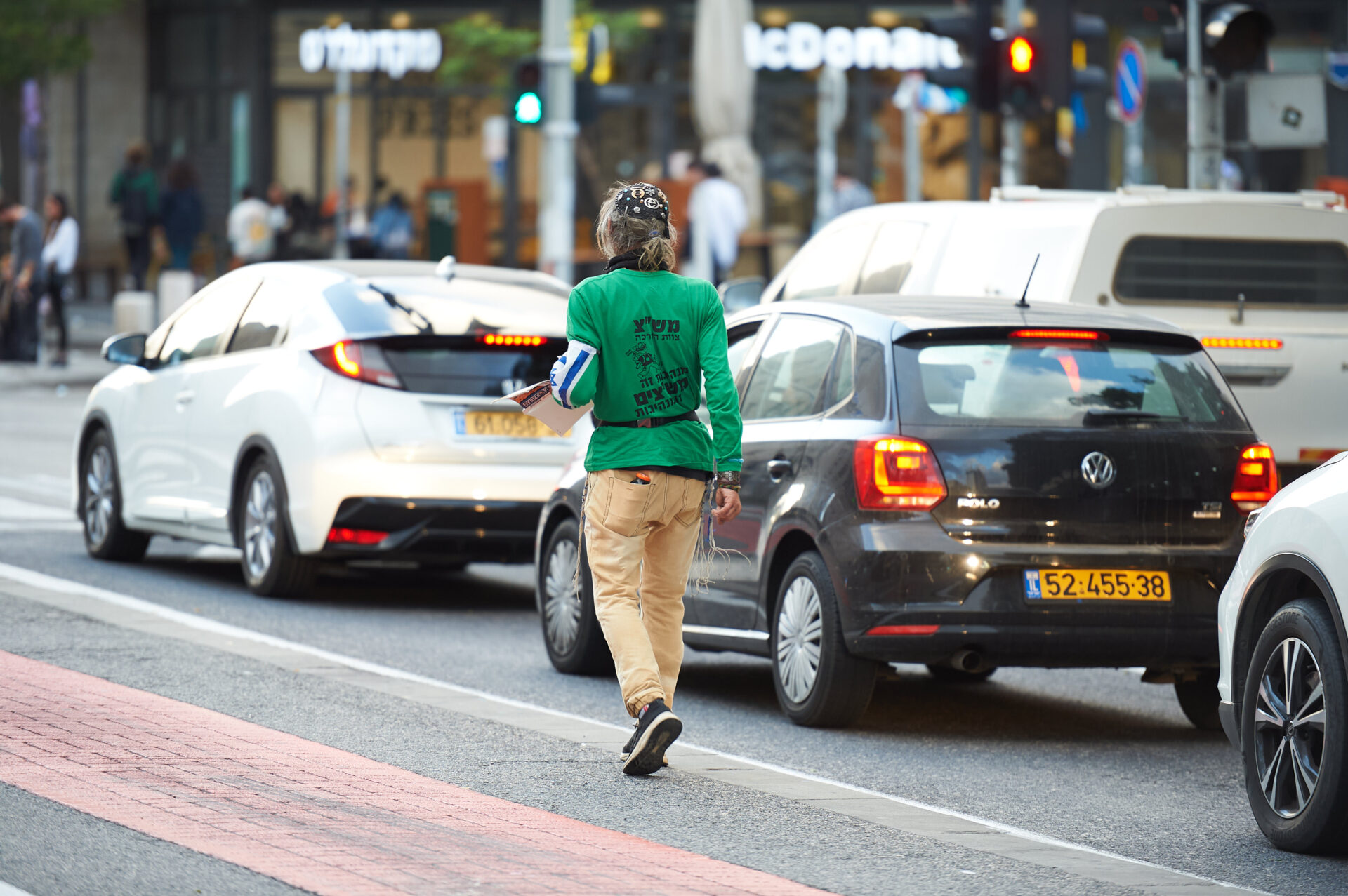 קבצן חסר בית ברחוב העצמאות (צילום: שרון לייבל)