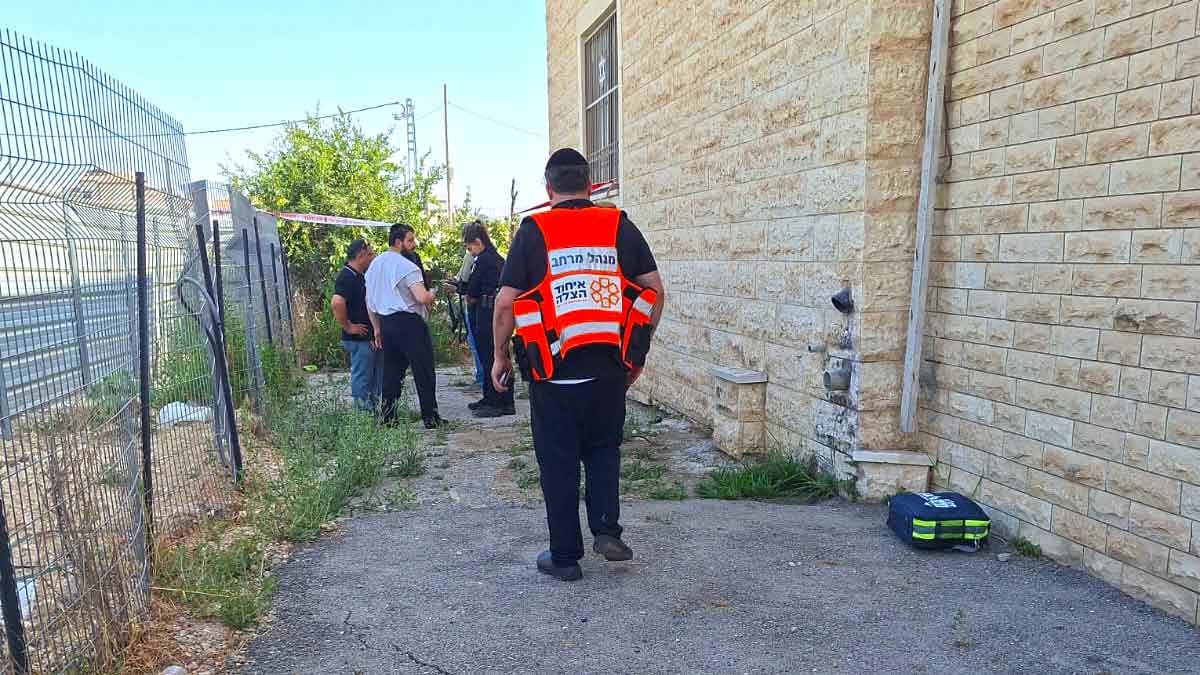 גופת גבר נמצאה סמוך לבית כנסת בקריית אתא 11/7/25 (צילום: איחד הצלה)