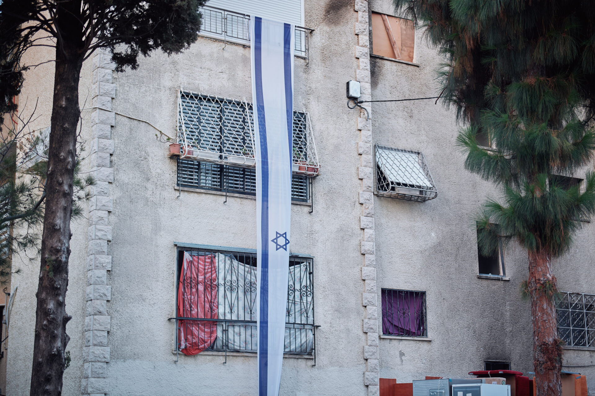 דגלים על בניין בחיפה (צילום: שרון לייבל)