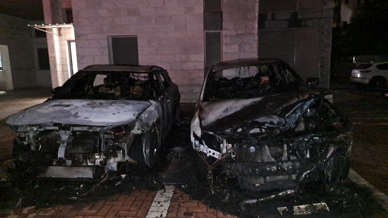 הצתת רכבים בחניון בית מגורים - הלילה בטירת כרמל 13/7/25 (צילום: כבאות והצלה)