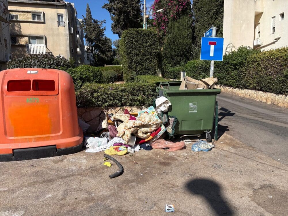 לכלוך ברחוב חניתה (צילום: חי פה בשטח)