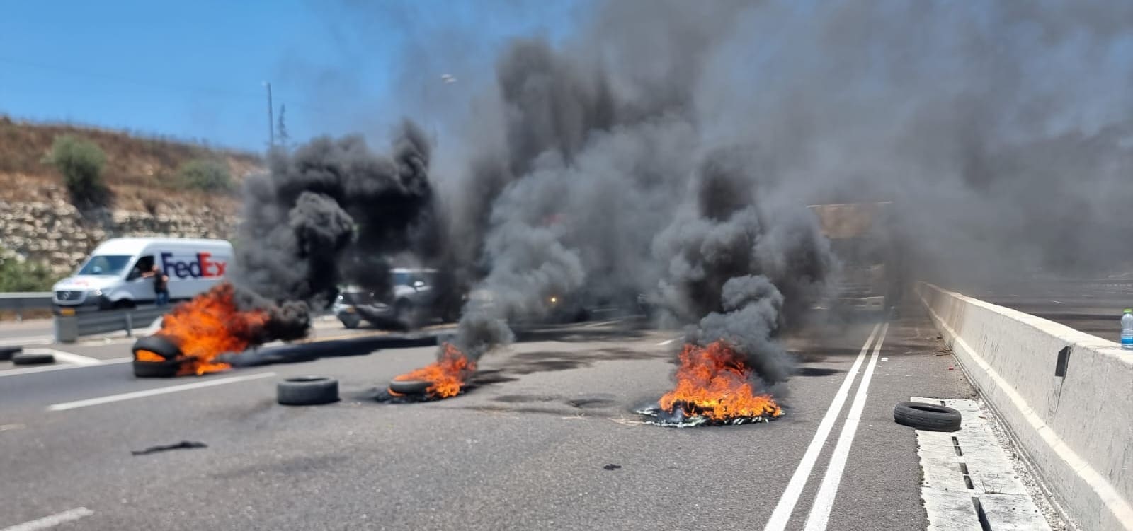 צמיגים שהובערו על כבישים (צילום: משטרת ישראל)