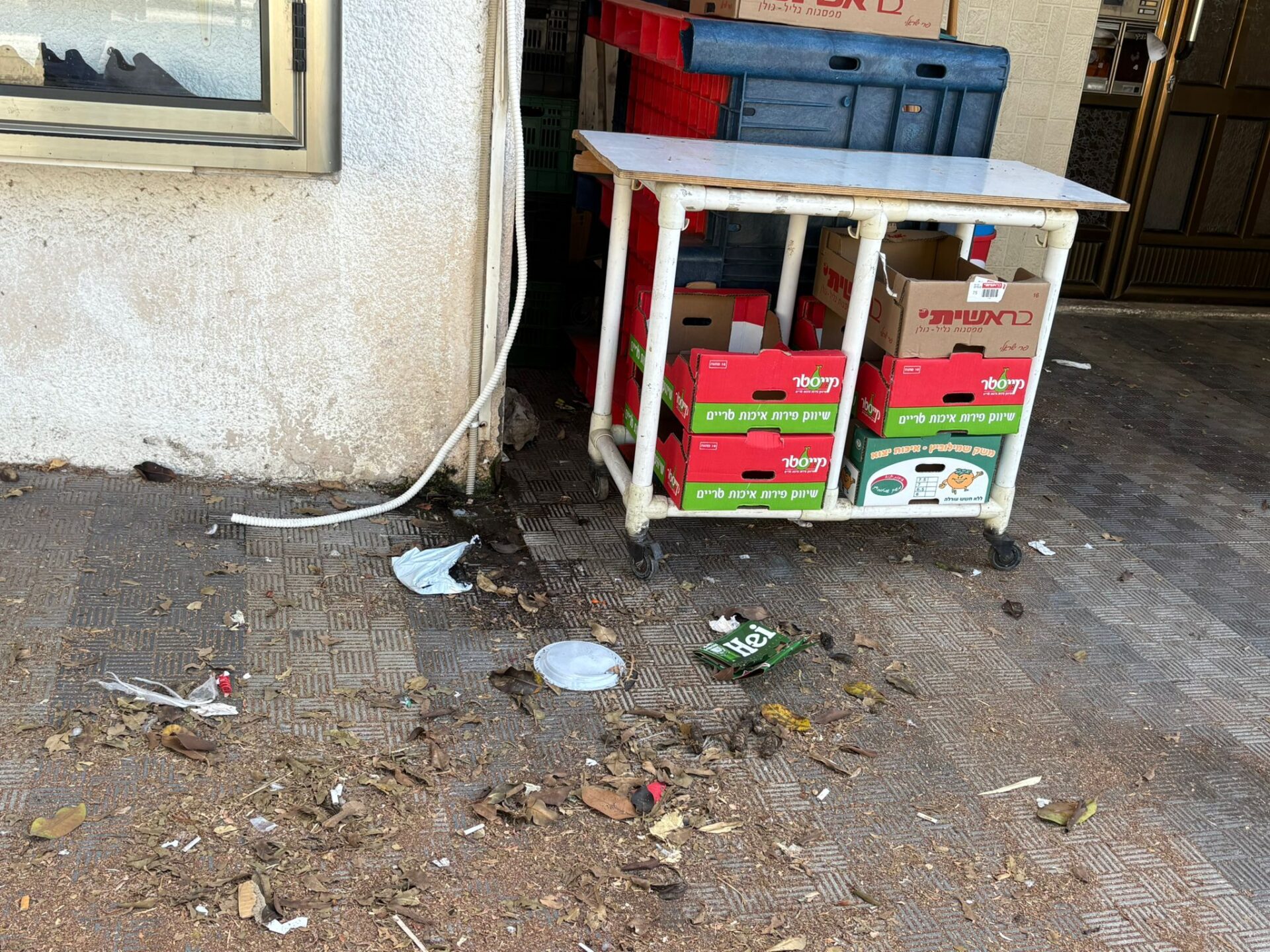 לכלוך וזוהמה ברחוב חניתה (צילום: מיכל גרובר)