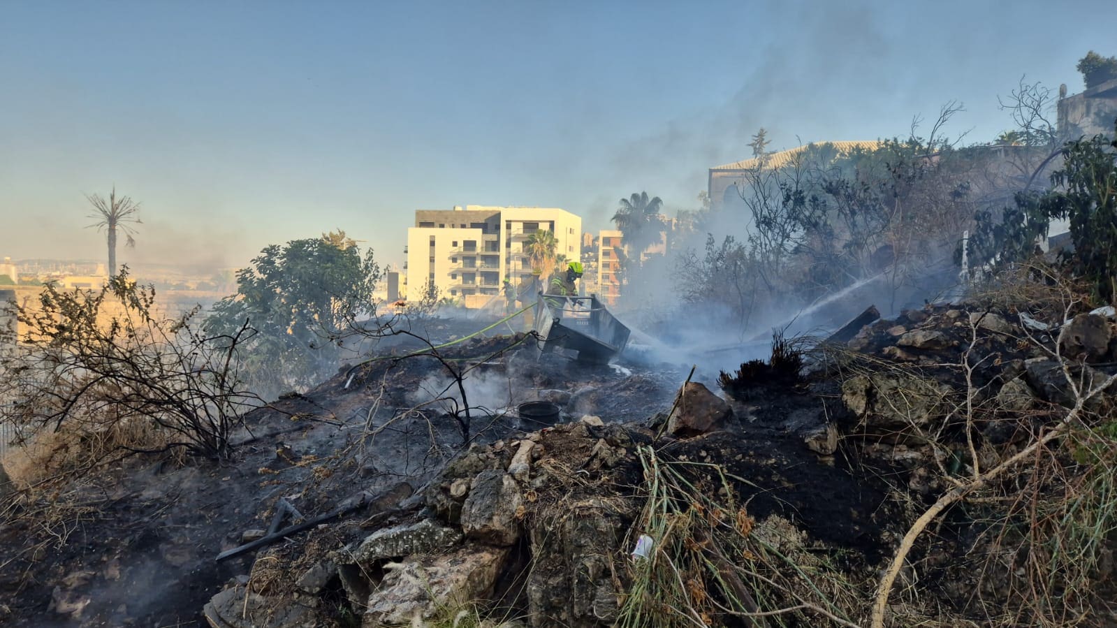 שריפה בשטח פתוח ברחוב אלקלעי הדר הכרמל -חיפה 15/7/25 (צילום: כבאות והצלה)
