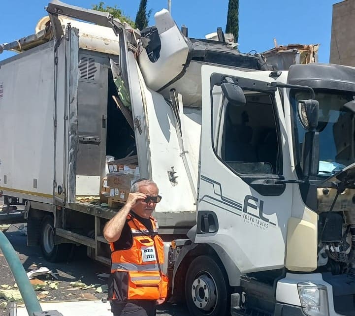 משאית שהתנגשה בקורה להגבלת גובה (צילום: איחוד הצלה)
