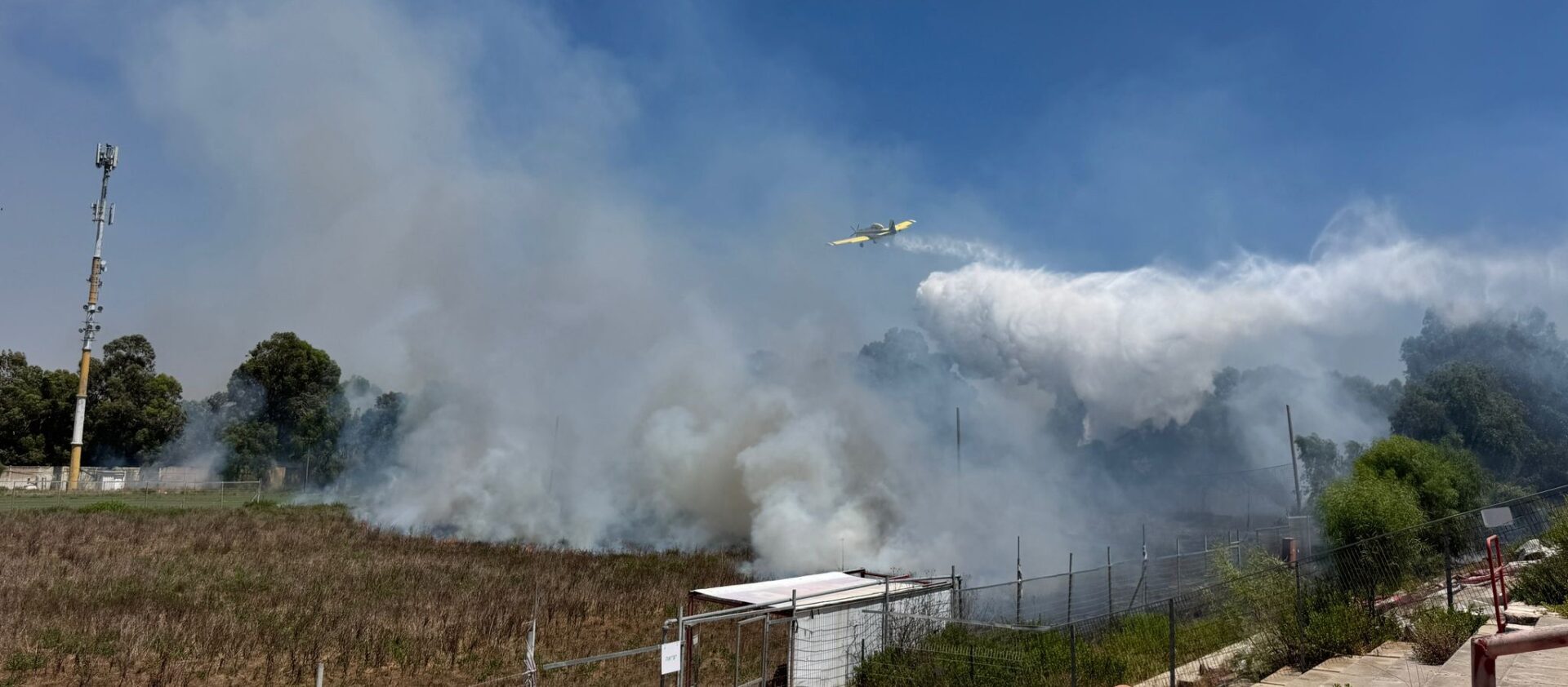 שרפה באזור האצטדיון בקרית חיים (צילום: כבאות והצלה)