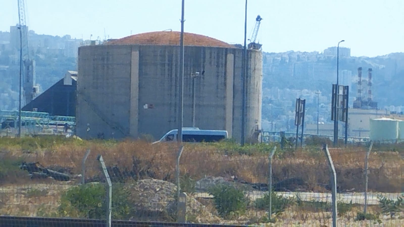 מכלי האמוניה במפרץ חיפה (צילום: מוטי מנדלסון)