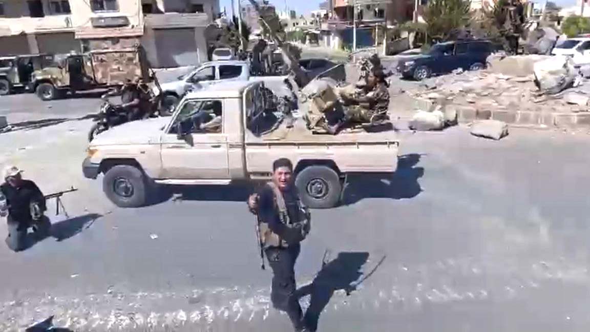 הטרוריסטים של צבא ג'ולאני מסתערים על הדרוזים בדרום סוריה למטרת טבח 16/7/25 (צילום: רשתות ערביות)