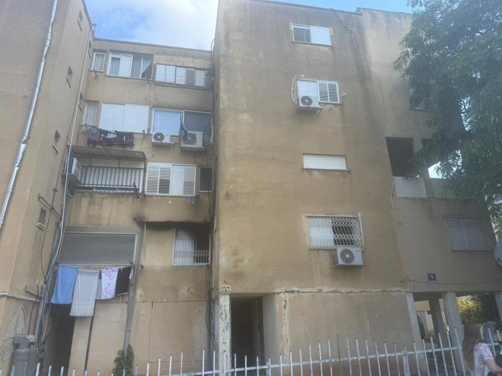 שרפה בדירה ברחוב המלך חזקיהו בשכונת נווה דוד בחיפה - 19/7/25 (צילום: כבאו והצלה)שרפה בדירה ברחוב המלך חזקיהו בשכונת נווה דוד בחיפה - 19/7/25 (צילום: כבאו והצלה)
