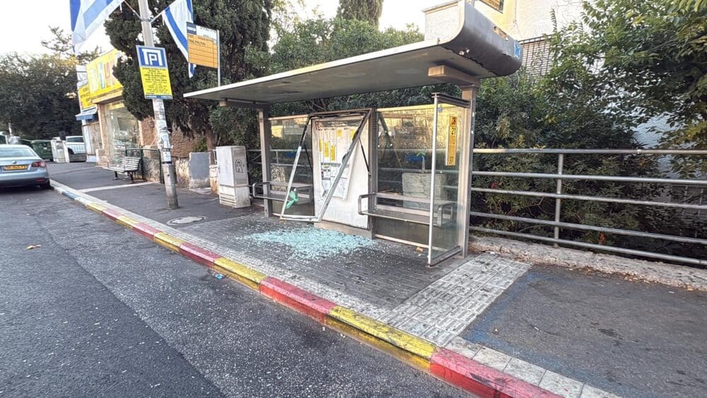 תחנת האוטובוס המנופצת ברחוב מוריה (צילום: חי פה בשטח)