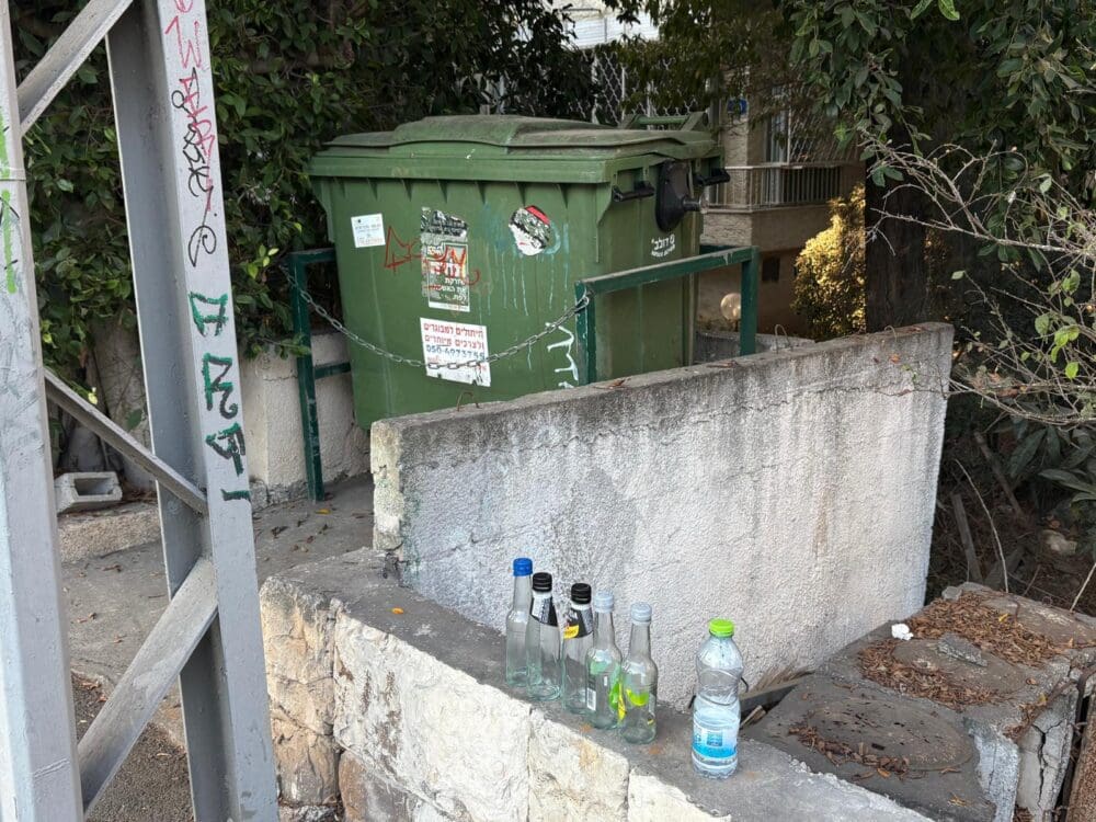 בקבוקים לצד הפח (צילום: חי פה בשטח)