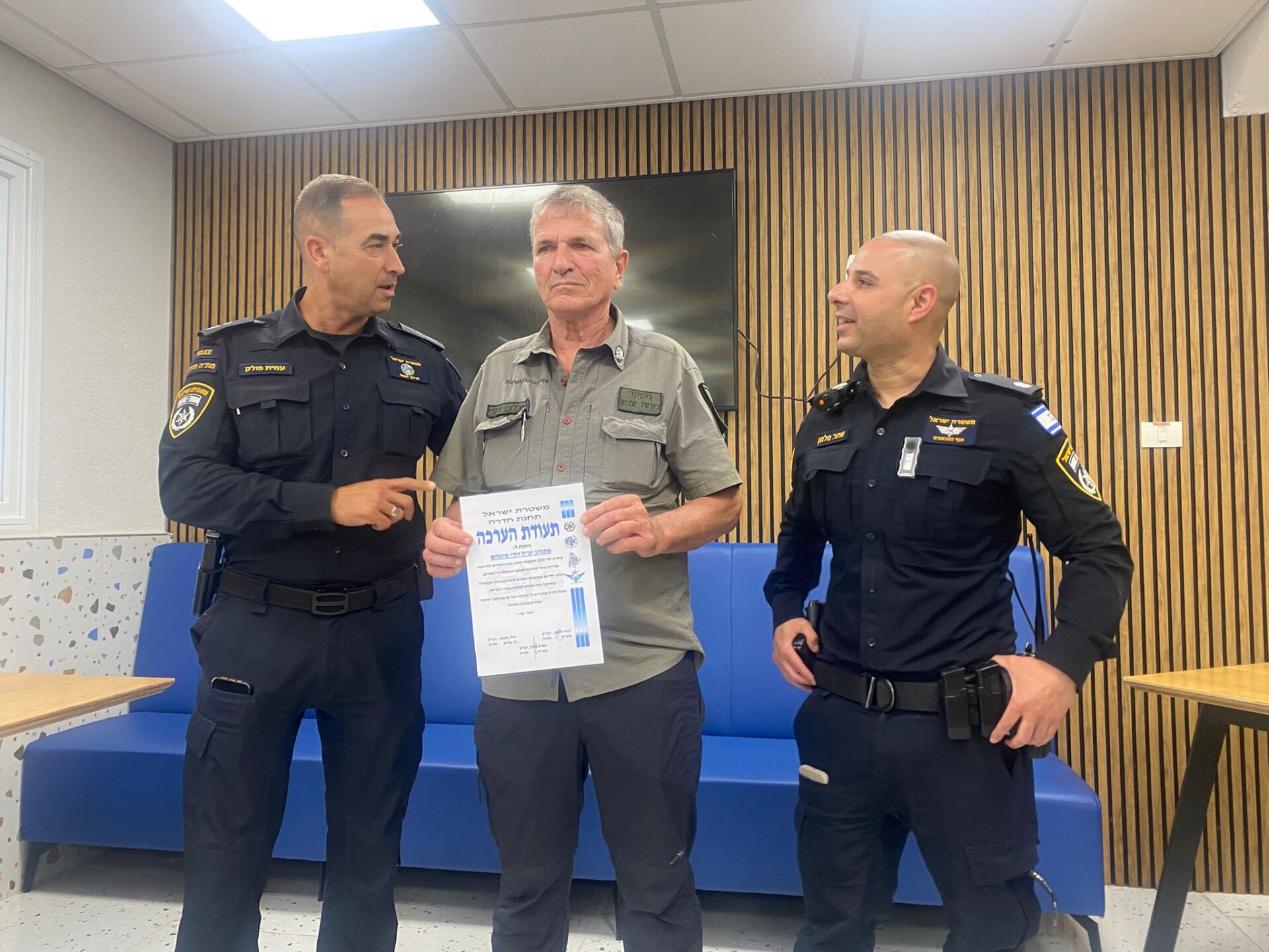 הענקת תעודת הוקרה למפקד יכ