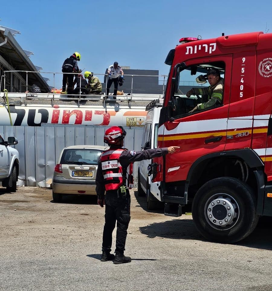 חילוץ ממשאית סולר (צילום: כבאות והצלה)