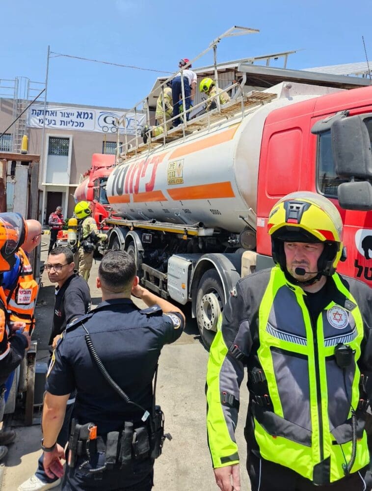 חילוץ ממשאית הסולר (צילום: כבאות והצלה)