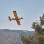 מטוס של טייסת הכיבוי ״אלעד״ בכיבוי שריפת יער (צילום: שרון לייבל)