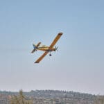 מטוס של טייסת הכיבוי ״אלעד״ בכיבוי שריפת יער (צילום: שרון לייבל)