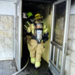 לוחמי אש בשריפה במבנה מגורים – אילוסטרציה (צילום: שרון לייבל)