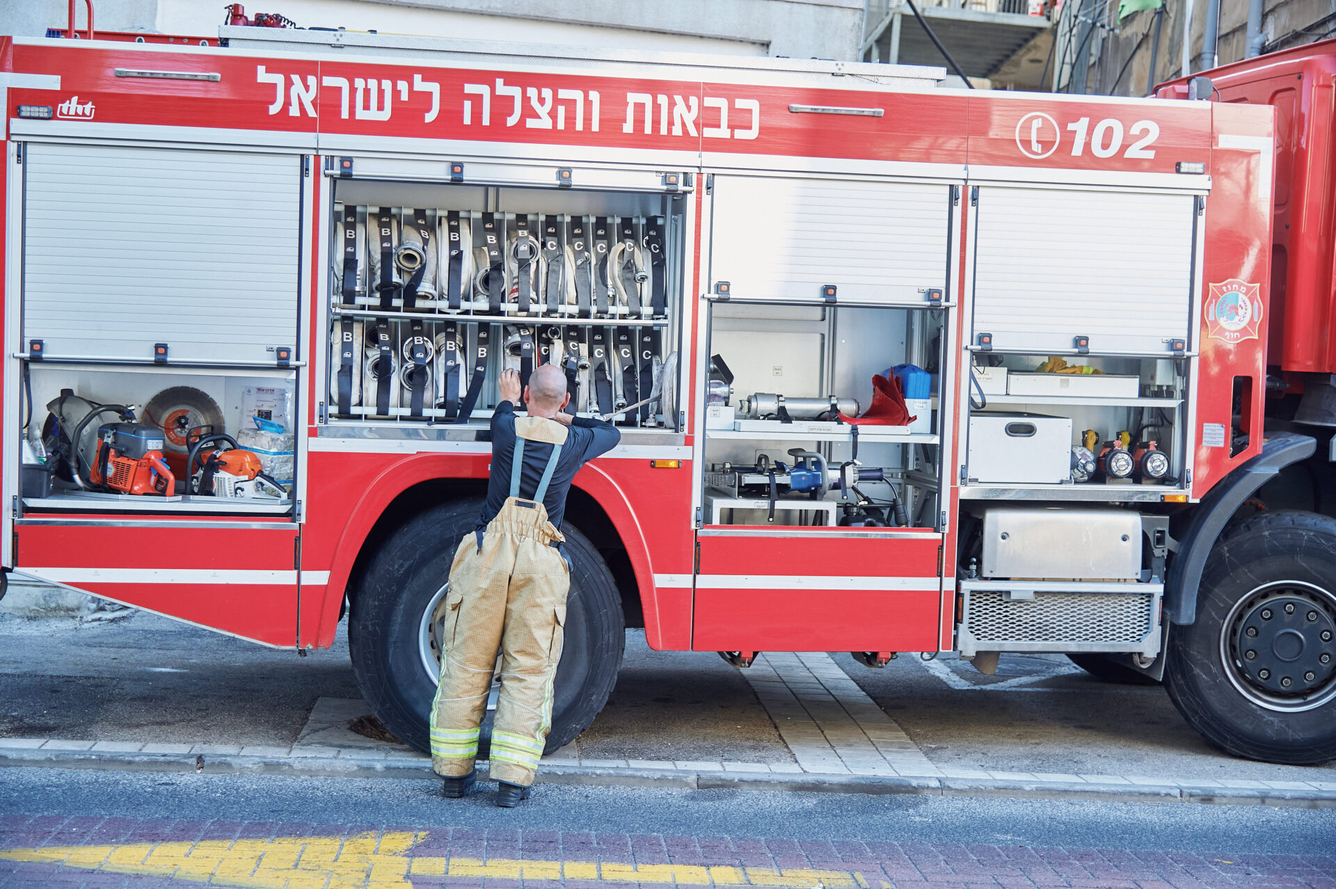 לוחם אש של כבאות והצלה - אילוסטרציה (צילום: שרון לייבל)