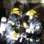 לוחמי אש בשריפת מבנה – אילוסטרציה (צילום: שרון לייבל)