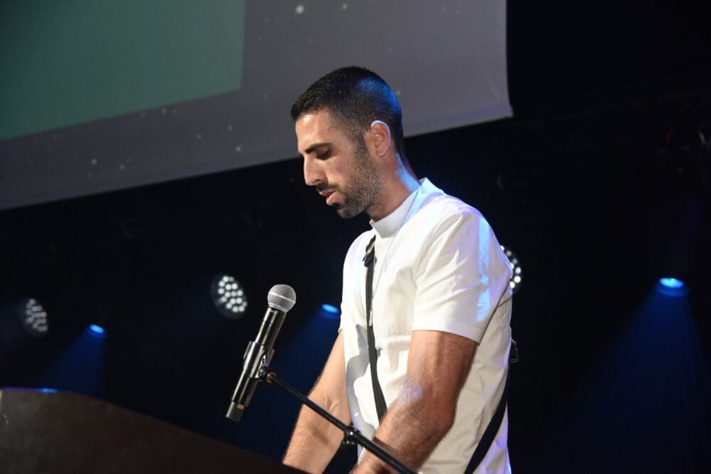 ראש עמותת 'צומחים כמנצחים' – כשהוא דיבר עמד חשמל באוויר (צילום:  פוטו נסים)