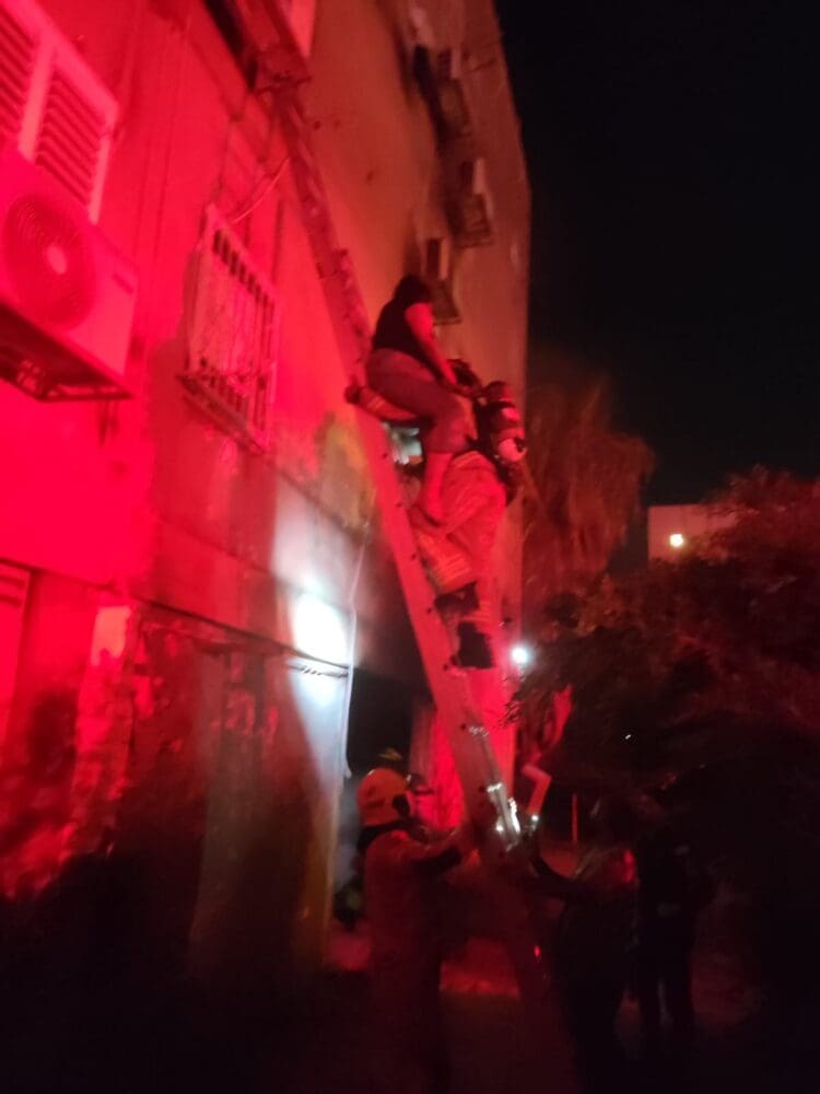 חילוץ מחלון דירה (צילום: כבאות והצלה)