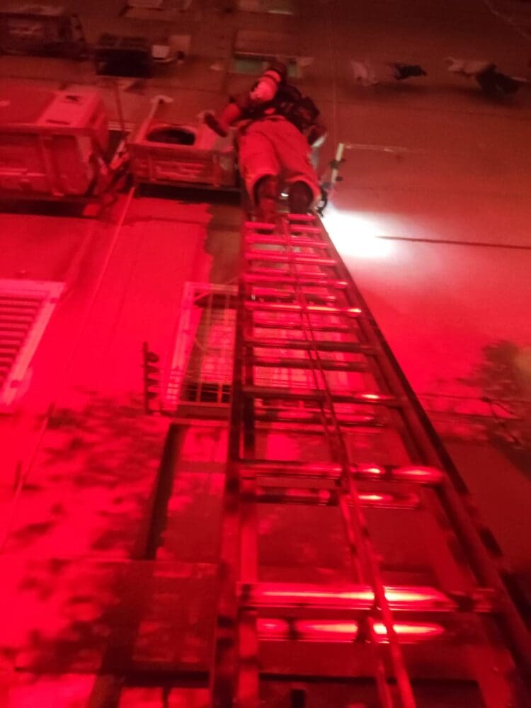 חילוץ מחלון דירה (צילום: כבאות והצלה)