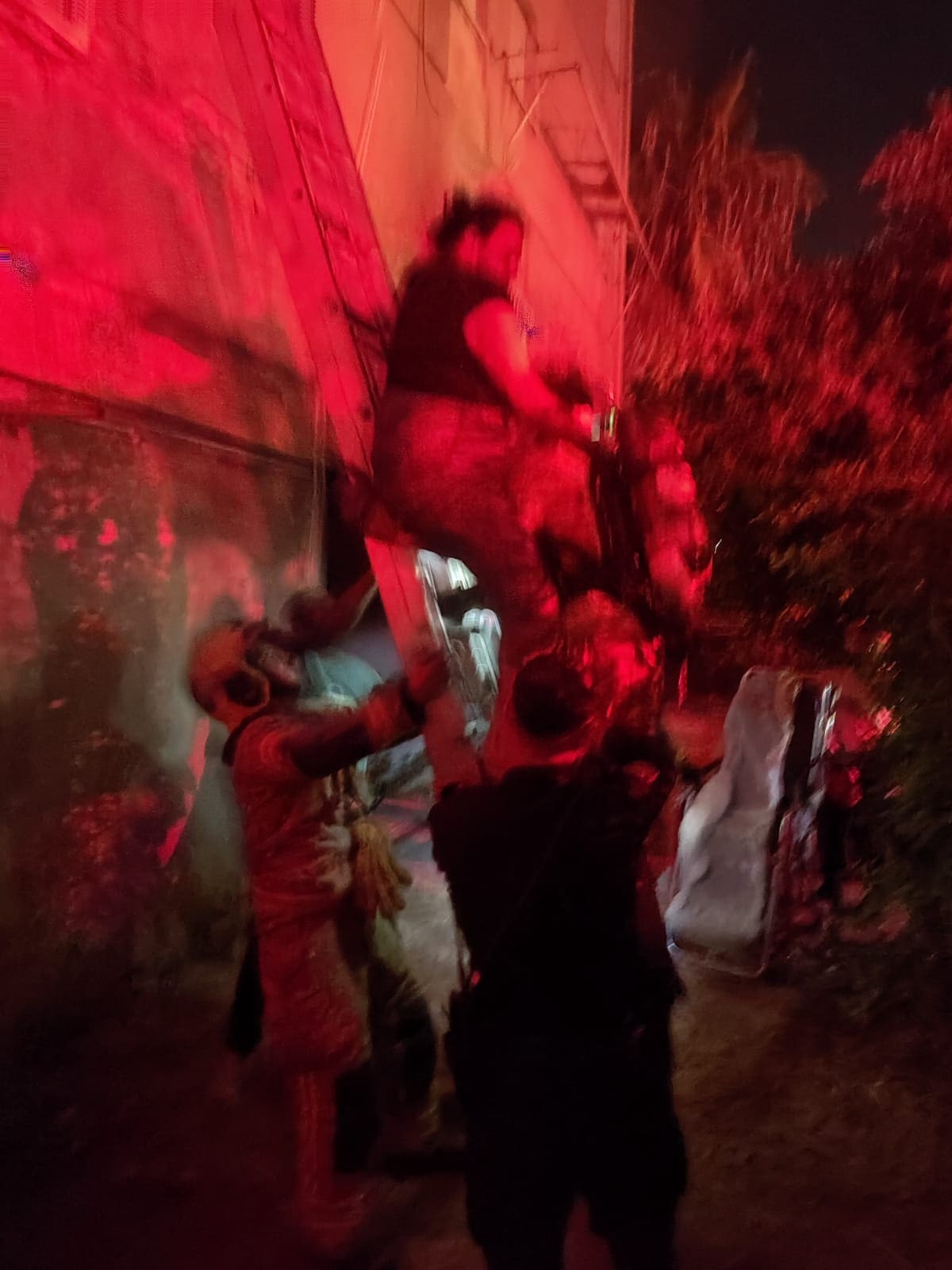 חילוץ מחלון דירה (צילום: כבאות והצלה)