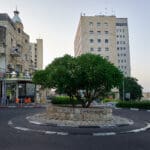 בניין סולל בונה וכיכר ורטמן ברחוב הנביאים (צילום: שרון לייבל)