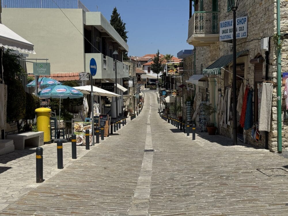 רחוב טיפוסי באזור מתויר בקפריסין (צילום: ירון כרמי)