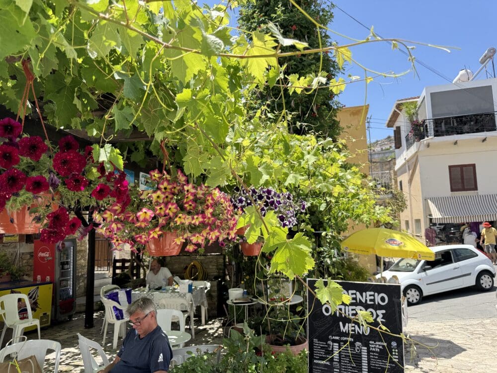 רחוב טיפוסי באזור מתויר בקפריסין (צילום: ירון כרמי)