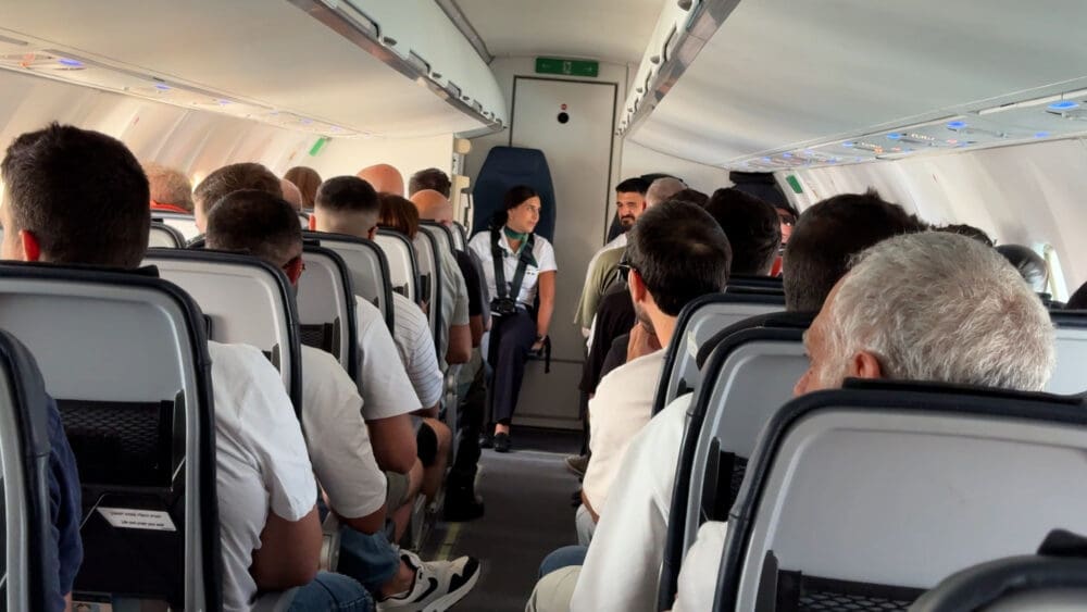 טיסה ב מטוס ה-ATR 72-600 של אייר חיפה (צילום: ירון כרמי)