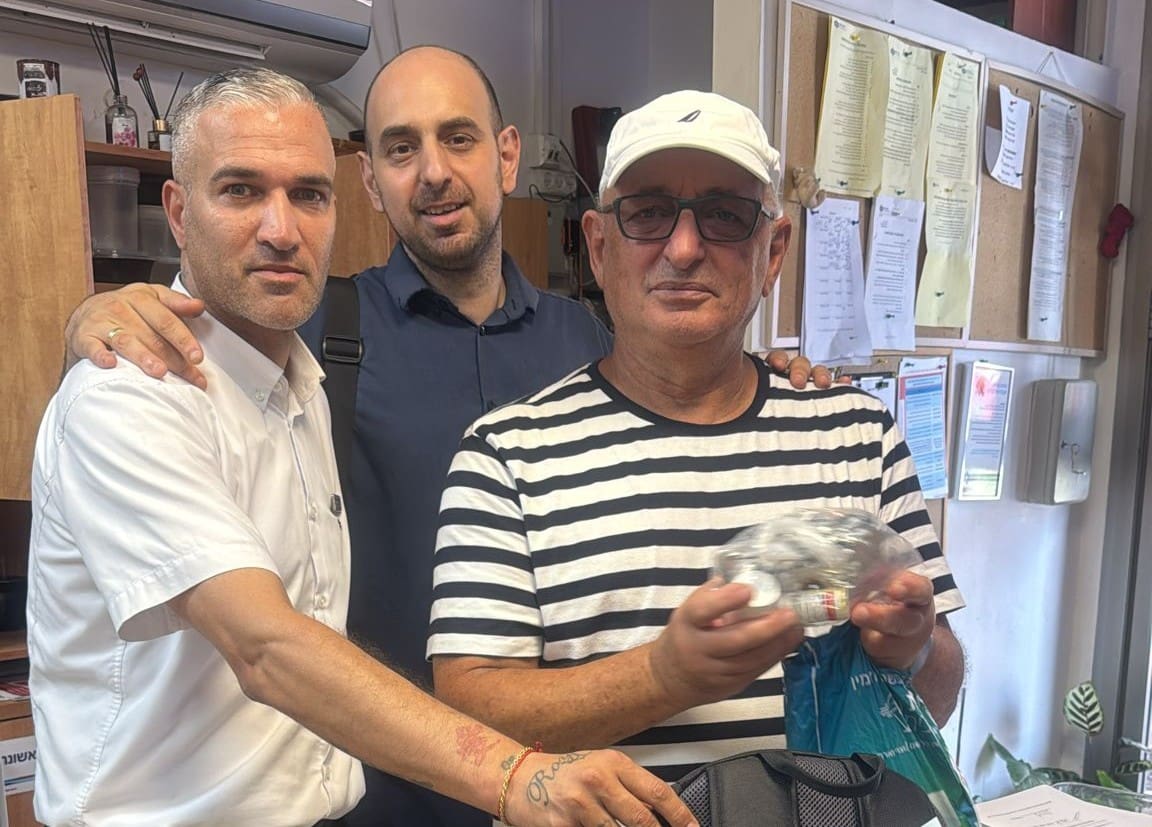 מימין לשמאל: הנוסע מיכאל, פקח הרכבת מושיקו פורט ומנהל תחנת חיפה מרכז השמונה מאיר אברג'ל (צילום: רכבת ישראל)
