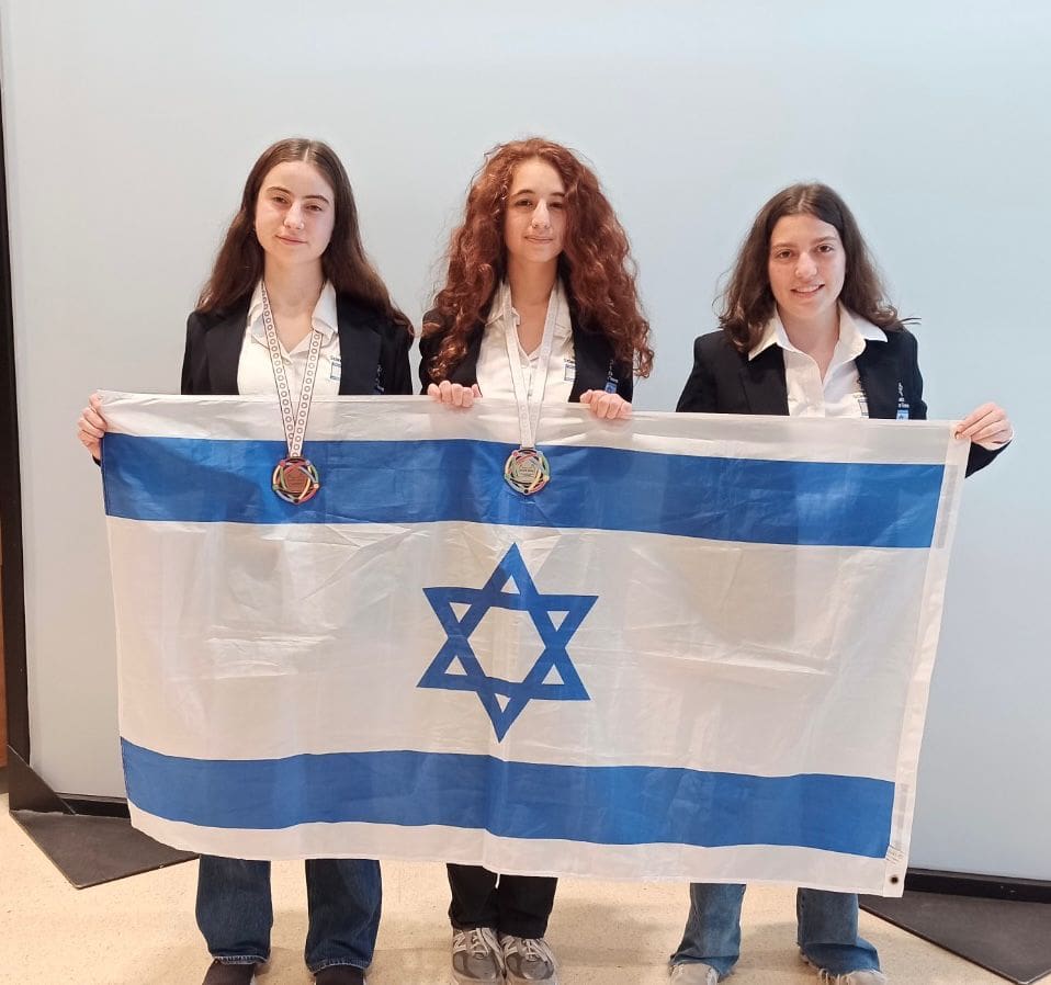 נבחרת ישראל במדעי המחשב לאולימפיאדה האירופאית לנערות (צילום: משרד החינוך ומרכז מדעני העתיד)