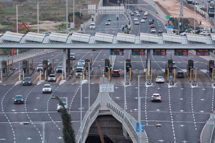 הכניסה הצפונית למנהרות הכרמל בצ׳ק פוסט (צילום: שרון לייבל)