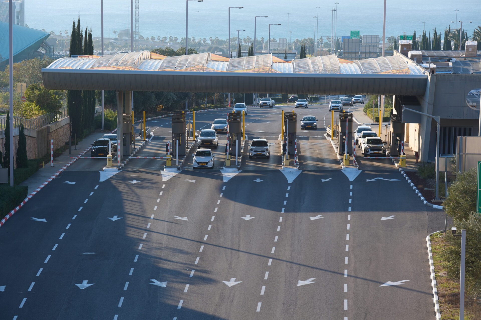 הכניסה הדרומית למנהרות הכרמל מחוף הכרמל (צילום: שרון לייבל)