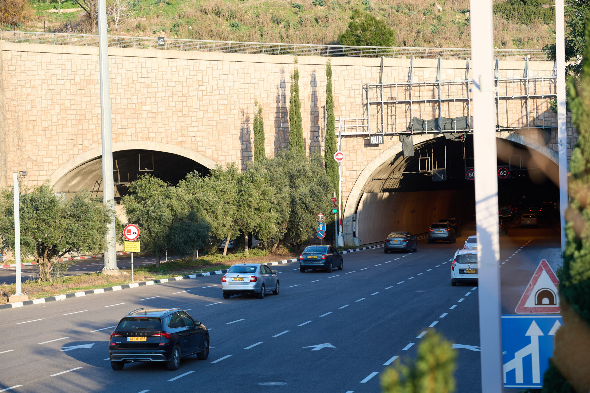 הכניסה הדרומית למנהרות הכרמל מחוף הכרמל (צילום: שרון לייבל)