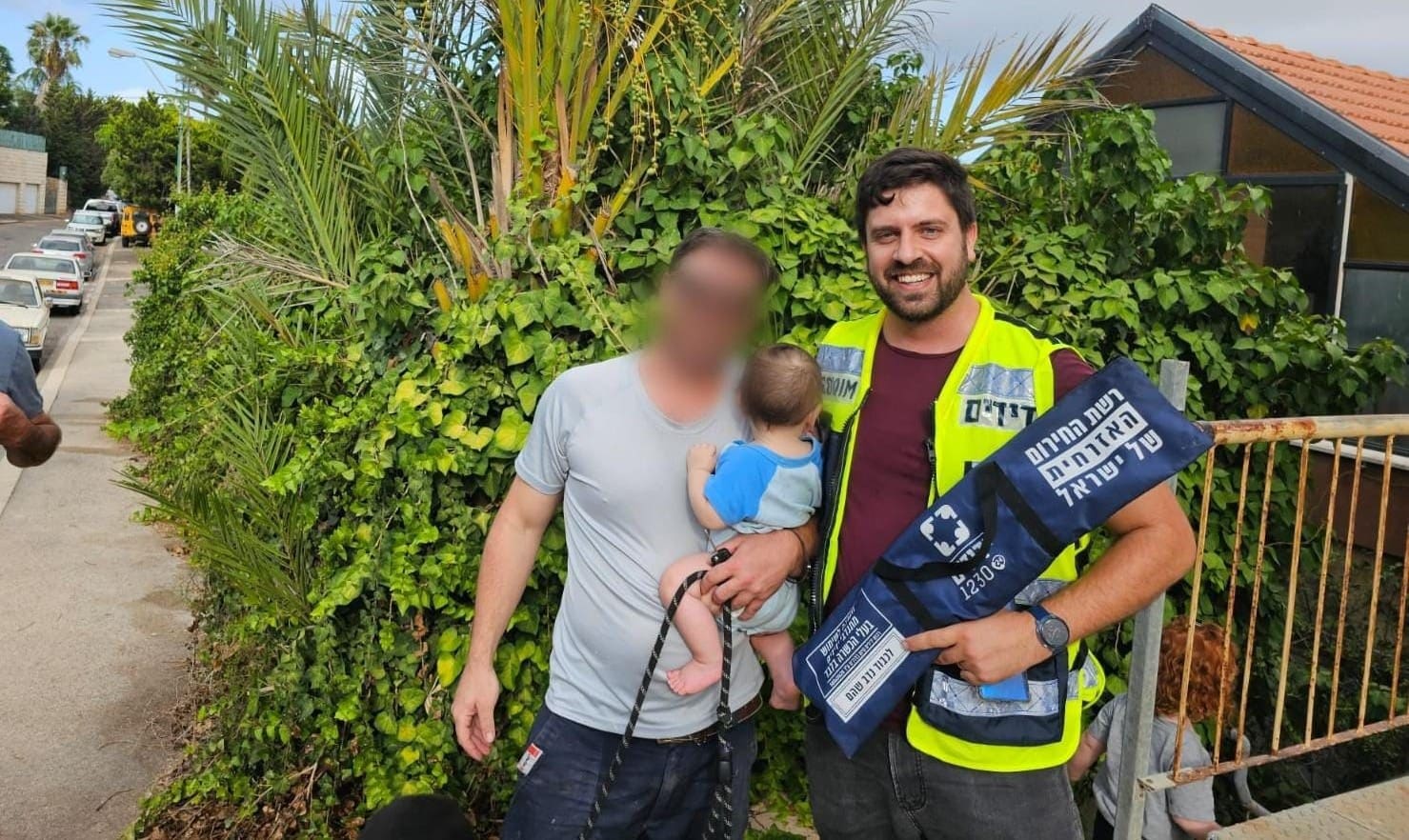 מתנדב ידידים עם האב והפעוט שחולץ (צילום: ידידים)