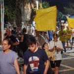 אופטימיות, אוקטובר, אירוע, השבה, השתתפות, התנגדות, BringThemHomeNow, געגוע, דגל, הביתה, הזדהות, החזרה, חולצה, חטוף, חטופה, חטופים, חרבות ברזל, כיכר, כיסא, לב, מדבקה, מדבקות, מלחמה, מחאה, מייחלים, מיצג, מנהרה, מקווים, משפחה, נאום, נאומים, סטיקר, סרט, עיר, עכשיו, עצרת, עסקה, עיסקה, פוסטר, פעולה ציבורית, צהוב, ציפייה, מצפים, קהל, קהילה, רחוב, ריכוז, שבוי, שבת, שחרור, שקט, שלט, שותפות, תמונה, תמונות, תמיכה, תקווה, יחד, ייחול, זעקה, סולידריות, טבח, חטיפה, עזה, עוטף עזה, שבעה באוקטובר, 7/10, 7.10.