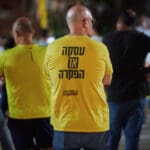 מיקרופון, חטופים, BringThemHomeNow, החזרה, כיכר, שלט, סרט, צהוב, תמיכה, הזדהות, קהילה, אירוע, מחאה, שקט, יחד, תקווה, ריכוז, מטה, תמונות, עצרת, הפגנה, חרבות ברזל, משפחות, מנהרה, מלחמה, אוקטובר, שלטים, רחובות, עיר, פוסטרים, לב, שבור, געגוע, עכשיו, דגלים, נאומים, קהל, במה, זעקה, שולחן, מדבקות, סטיקר, הביתה, חולצות, הפקרה, עיסקה, עסקה