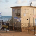 שלט, חטופים, שלט, חרבות ברזל, חטוף, מאבק, ים, חופש, חוף, שמש, חול, גלים, מים, שלווה, רוגע, כיף, אופק, שקיעה, בריזה, דייג, סירה, שחייה, שיזוף, משחק, ילדים, צדפים, שקט, מרחב, טורקיז, דג, צלילה, שנורקל, גלשן, גלישה, קייט סרפינג, סאפ, ספורט ימי, כדורעף חופים, טיילת, נופש, התרעננות,סירה, חתירה, מציל, הצלה, צולל, גולש, משתזף, משתזפת, משתפזים, דגל, מספר 4, מס׳ 4
