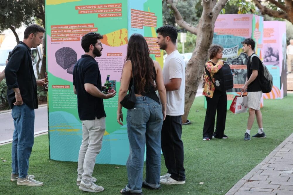 מתוך התערוכה חברות בלתי אפשרית - קונרד אדנאואר ודוד בן-גוריון (צילום: חן גלילי)