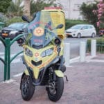 מגן דוד אדום, מד"א, חולה, חולים, מחלה, איחוד הצלה, הצלה, אמבולנס, חובש, פראמדיק, מתנדב, לב, התמוטט, שבץ, התקף, חירום, רפואה, עזרה ראשונה, פינוי, רפואי, חבישה, החייאה, דפיברילטור, רופא, רפואה, תרופות, אלונקה, תאונה, נט״ן, טיפול נמרץ, קטנוע, שכונה, שכונות, כונן, כוננות, מהיר, 101