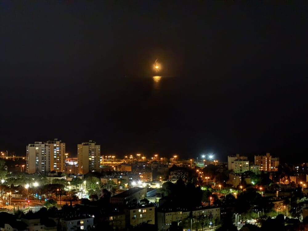 פיצוצים בים ממערב לחיפה - 3/8/25 22:00 (צילום: ירון כרמי)