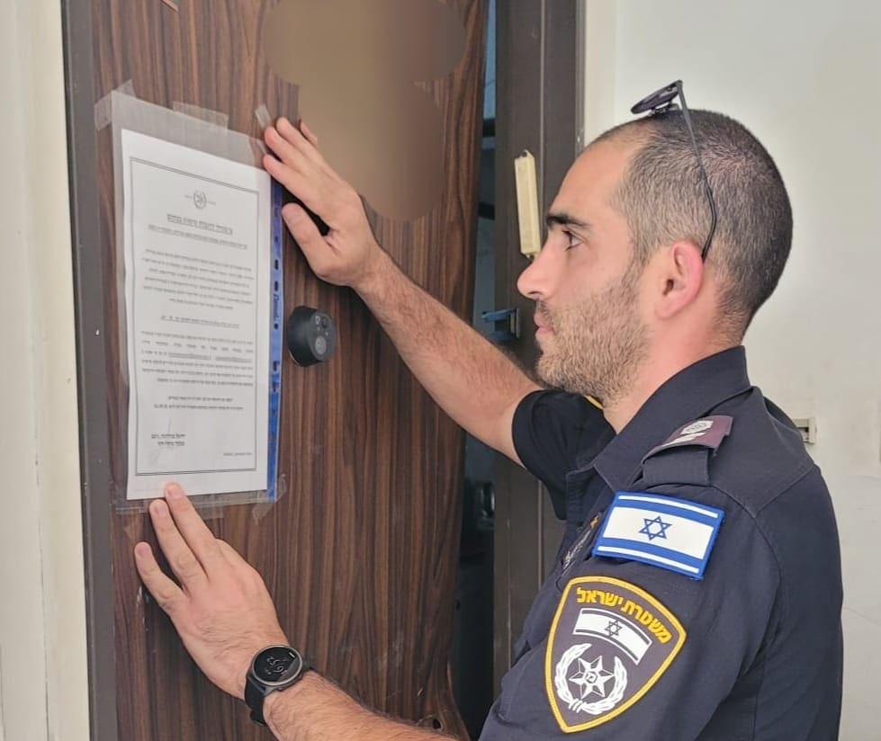 צו סגירה לדירות ששימשו כמעבדות סמים (צילום: משטרת ישראל)