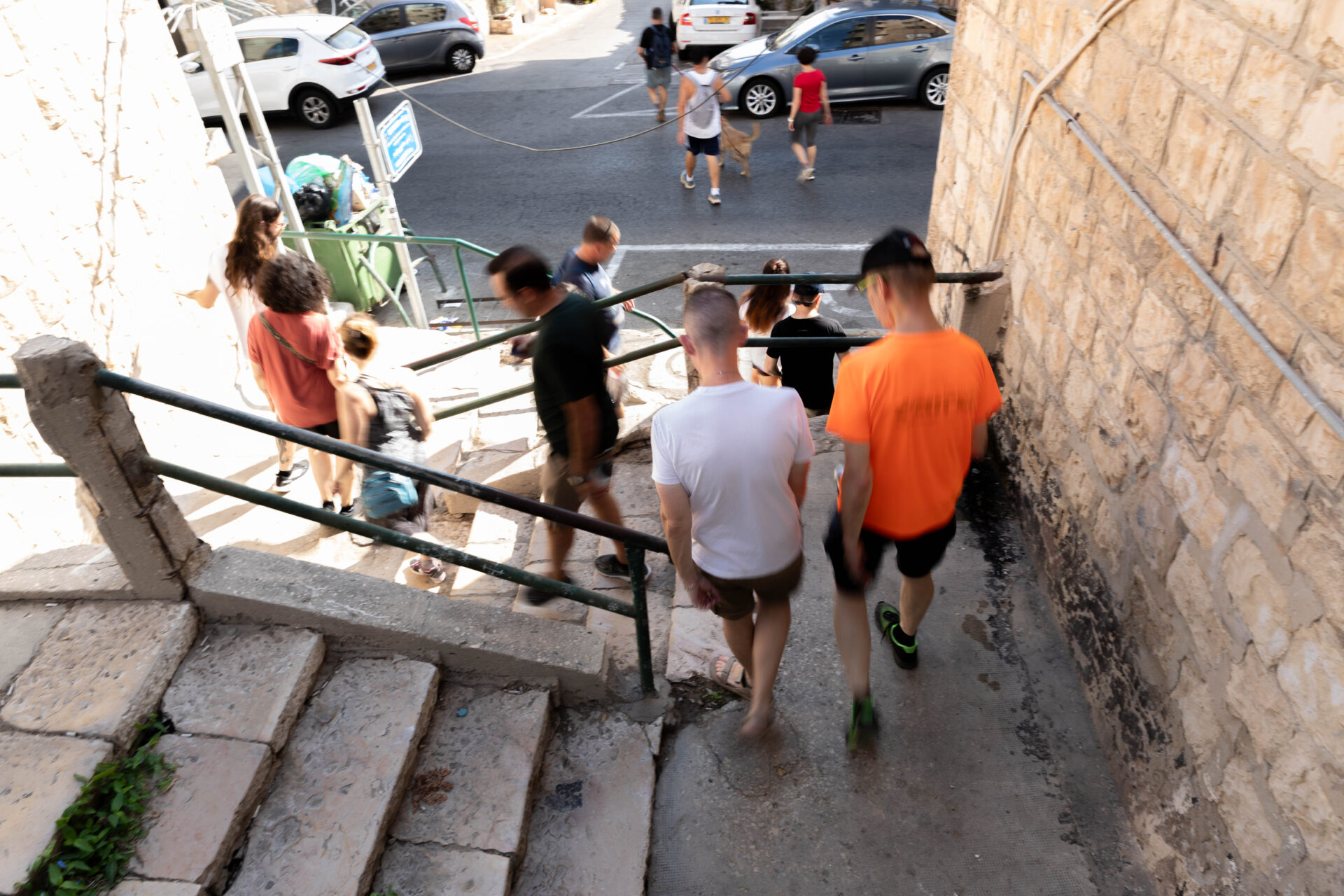 במורד המדרגות (צילום: אבי אלבאום)