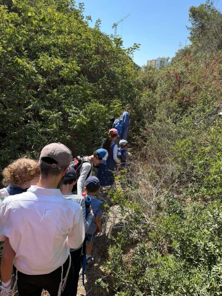 משפחה מחולצת מנחל לוטם (צילום: יחידת חילוץ גליל-כרמל)